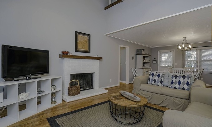 Tarpon Pond Casa | Spacious Tarpon Pond Cottage! Close to Beach Amenity Cards!