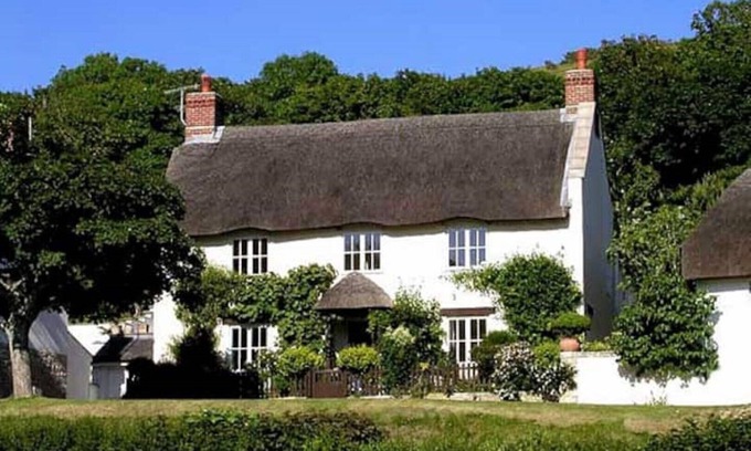 West Lulworth Cabaña | Spacious Thatched Cottage in Lulworth Cove, Dorset. Sleeps 10. 5 min walk to sea