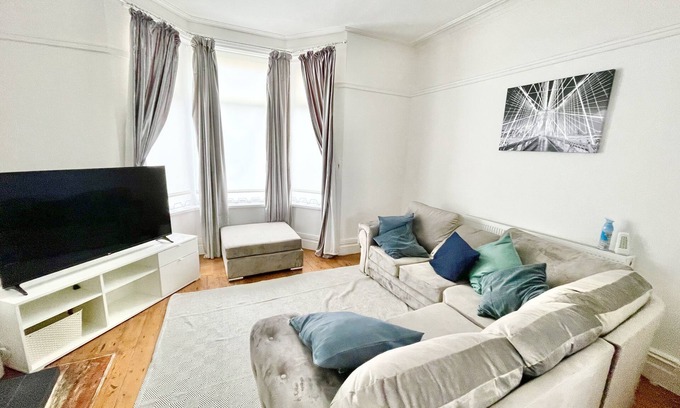 Wallasey Casa | Spacious Three Bed House & Private Garden - New Brighton Beach & Promenade