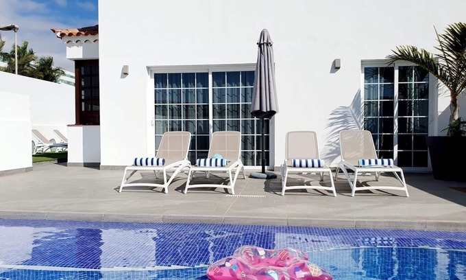 Costa Adeje Villa | Amplia vivienda vacacional de tres dormitorios con piscina.