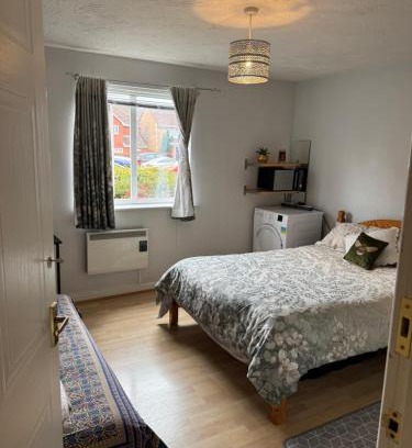 Tremorfa Casa | Spacious Tidy Room