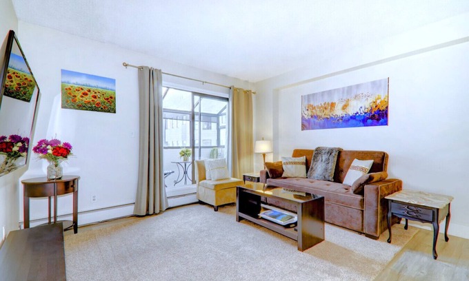 Beltline Condominio | Spacious Top Floor at Stampede w/ Free Parking, AC
