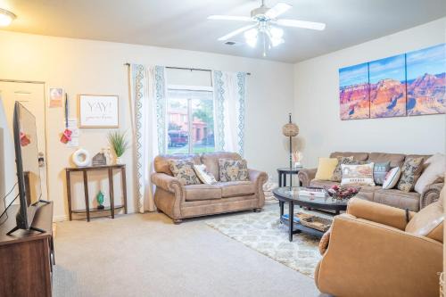 Kanab Casa | Spacious Townhome by Utah National Parks Sleeps 8