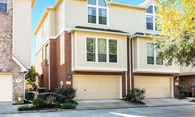 Shady Acres Casa | Spacious townhome in gated community with central AC & full kitchen