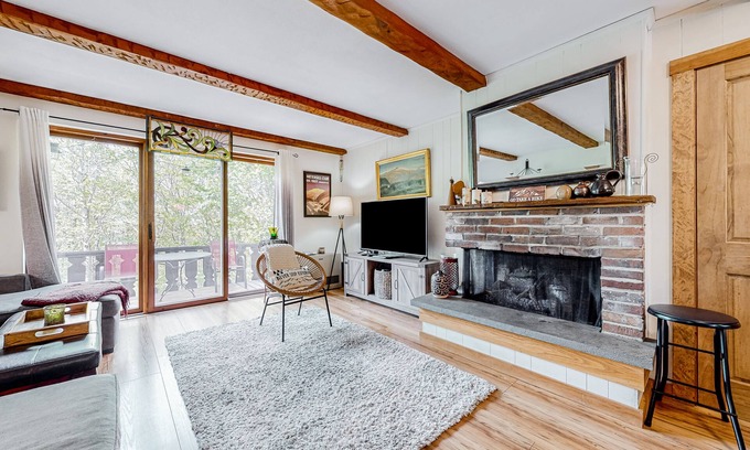 Franconia Casa | Spacious townhome with mountain view, deck, fireplace, & fast WiFi