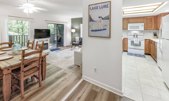 Lake Lure Casa | Spacious townhome within steps of Apple Valley Golf Course--Indoor pool!