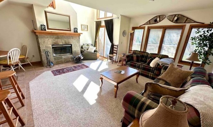 Hensonville Casa | Spacious Townhouse minutes from Village and Slopes with shuttle to mountain