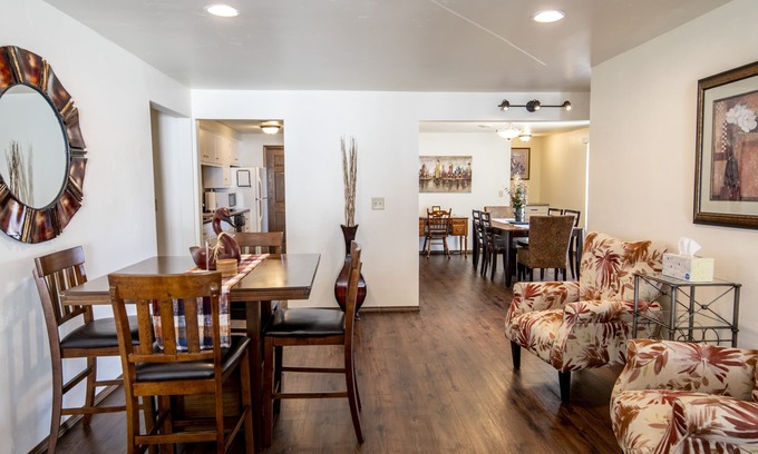 Ashwaubenon Casa | Spacious Townhouse - 1 mile from Lambeau