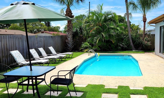 Toussie Terrace Casa | Casa de la piscina de 4 dormitorios recientemente renovada, cerca del centro y de las playas con bicicletas y kayaks