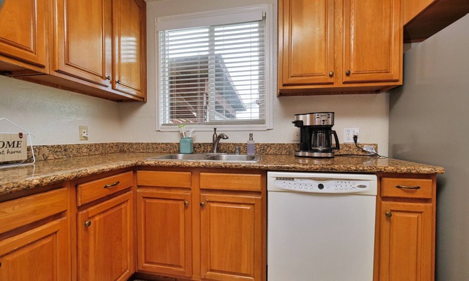 San Leandro Casa | Spacious & Tranquil Retreat