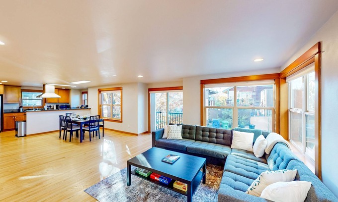 Atlantic Casa | Spacious Tri-Level Townhome, near Seahawks & Mariners stadiums & downtown