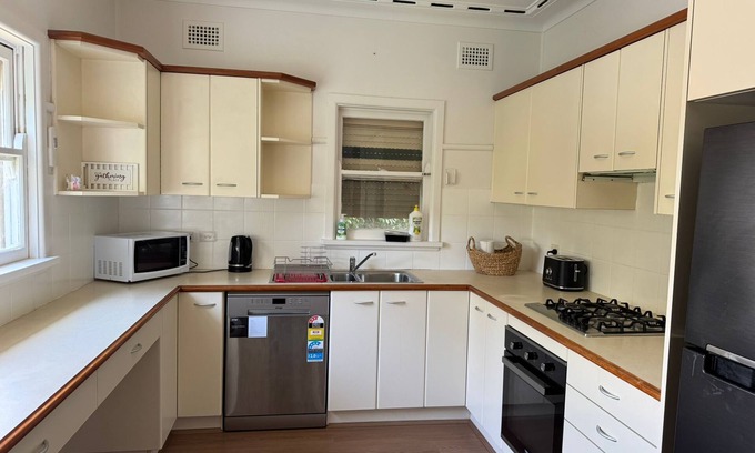 Seven Hills Casa | Spacious two-bedroom family house in Seven Hills
