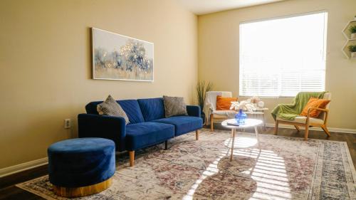 Orange Apartamento | Spacious Two Bedroom Apartment- 10mins to Disneyland