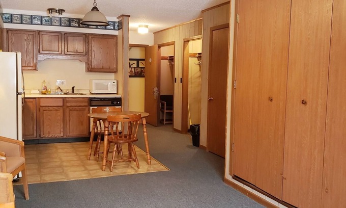 Ironwood Apartamento | Spacious Two level Condo (#2) inside the Lodge at North Ironwood Acres, 2BR/2BA & Kitchenette (Be Self Sufficient!!), and DOG FRIENDLY!