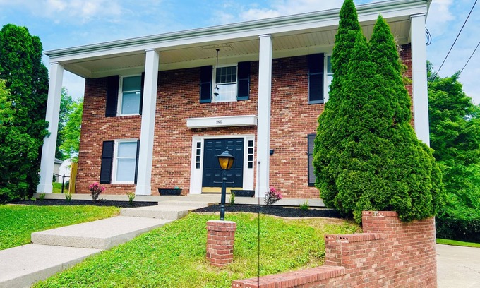 Buechel Casa | Spacious, Ultra Comfy 5-Bedroom House in Beautiful Quiet Louisville Neighborhood