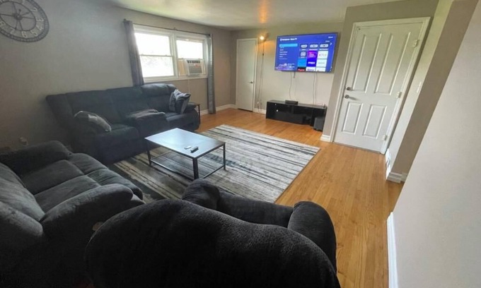 Eastside Apartamento | Spacious University area 2 bedroom apartment 1 mile from SU. Parkside view!