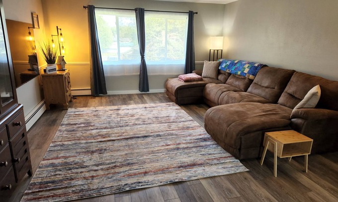 Sand Lake Apartamento | spacious updated 2 BR apartment, minutes from the airport