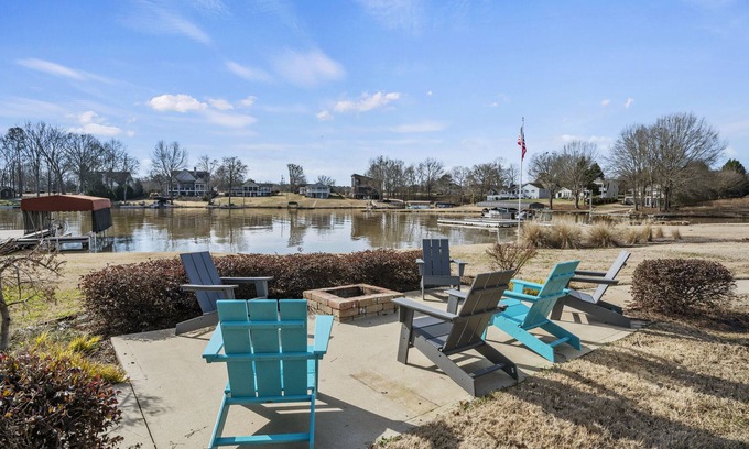 Lake Oconee Casa | Spacious updated (3Br/3B+Bunks) lake home w/hot tub- walk to shops & restaurants