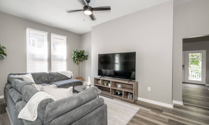Roselawn Finance Casa | Spacious, Updated 6 BDR Home Sleeps 14! Perfect for Families or Large Groups