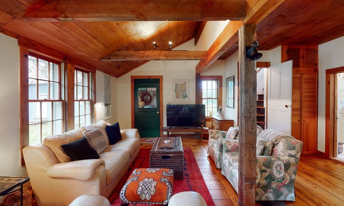 Londonderry Casa | Spacious & updated farmhouse near skiing with country views - dog-friendly