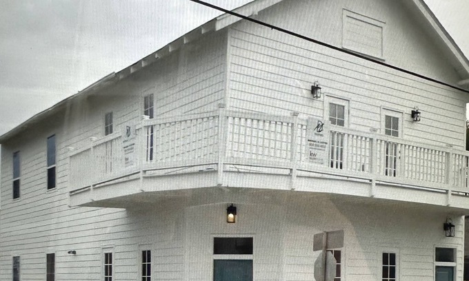 Faubourg Livaudais Casa | Spacious upper unit in walking distance to the parade route