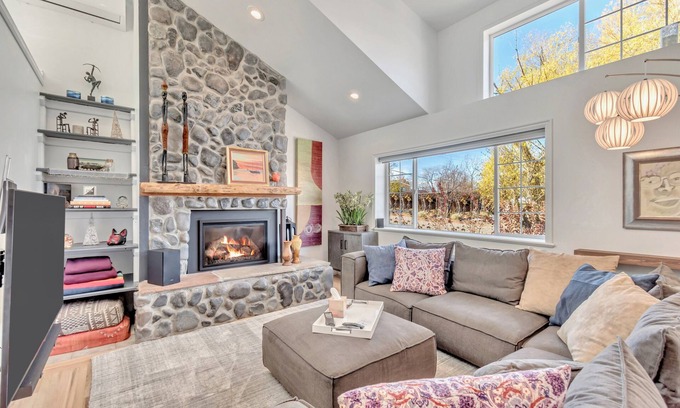 Olympus Cove Casa | Spacious Upscale 6 bdrm w/ Fireplace Close to Ski Resorts