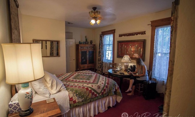 Duncan Hotel | Spacious upstairs queen room in small historic hotel near Arizona's Gila River.