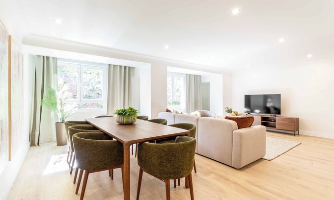Nueva España Apartamento | Spacious Urban Elegance in Plaza Castilla