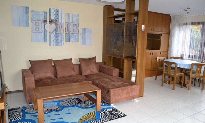 Grossenbrach Apartamento | Spacious vacation apartment with private entrance in a quiet location.