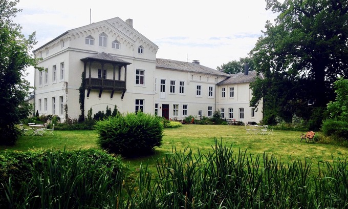 Rerik Otro | Spacious vacation apartment in a manor house with balcony, near the Baltic Sea