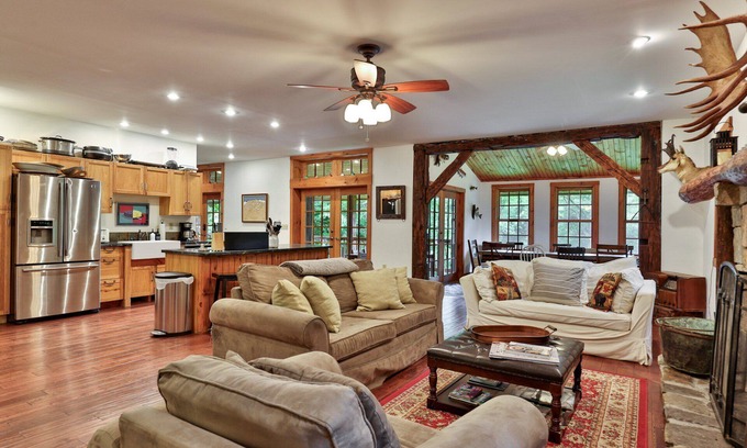 Stockbridge Cabina | Spacious Vermont Mountain Retreat | 4BR/4BA | Near Killington & Hiking | Perfect for Groups