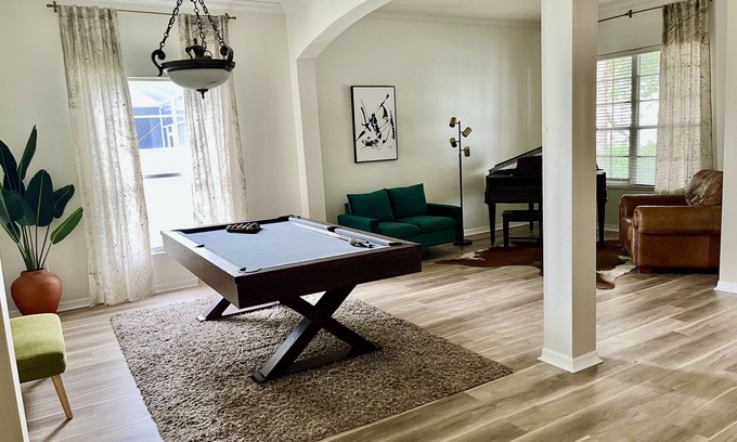 Sabal Harbour Casa | Spacious + Vibrant 5-bed 3-bath Private House with Pool in Sarasota/Bradenton