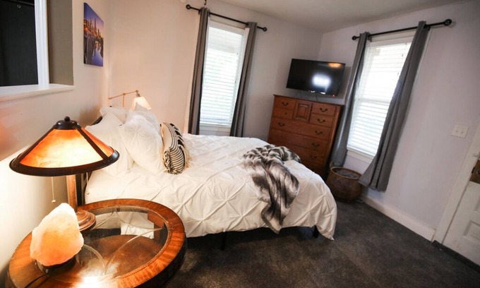Northeast Minneapolis Arts District Apartamento | Spacious Victorian 3BR Long Stays by Lux Life