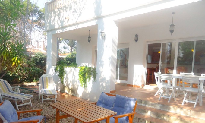 Calafat Chalet De Esquí | AGRADABLE VILLA CON ZONA BARBACOA A ESCASOS METROS DE LA PLAYA