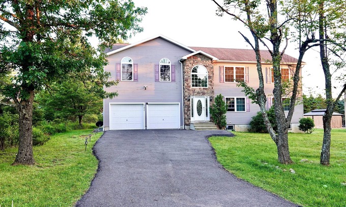 Long Pond Casa | Spacious villa in the heart of Pocono w Game room near casino,Kalahari,Ski,pools