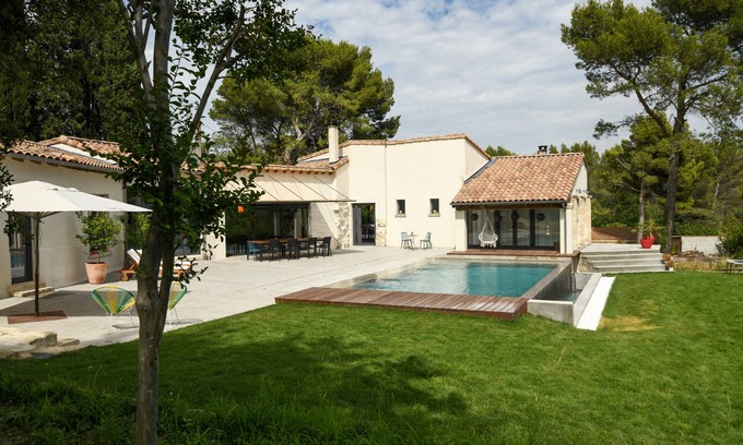 Pujaut Casa | AMPLIA VILLA RENOVADA MUY ACOGEDORA DE PIE COMPLETO EN UN PARQUE DEPORTES CON PISCINA