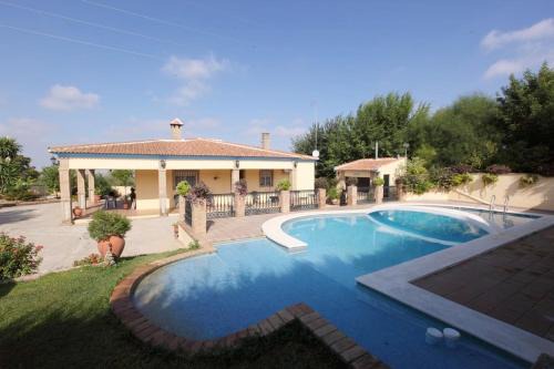 Sanlúcar la Mayor Villa | Spacious Villa with Pool in Sanlúcar la Mayor