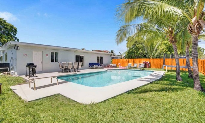 Hollywood Hills Villa | Huge Villa with Heated Pool, Trampoline BBQ Games