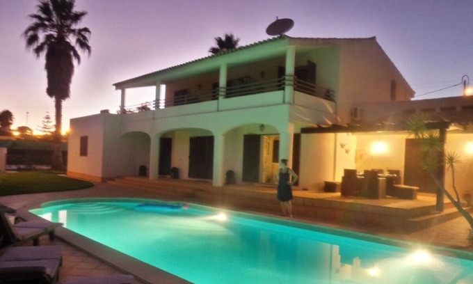 Maca Villa | Amplia villa con piscina climatizada, cancha de tenis y bañera de hidromasaje (a solo 30 minutos de Lisboa)