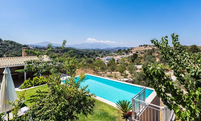 Kare Villa | Amplia villa de lujo ubicada "lejos de todo": privacidad total, vistas únicas.
