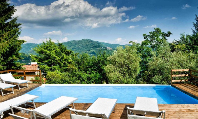 San Quirico Casa | Amplia villa con hermosa vista a una piscina privada en un gran jardín.
