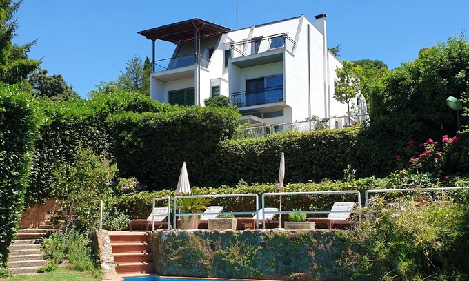 Formello Villa | Villa modernista con piscina privada en Roma a 20 minutos de distancia con vistas al parque nacional