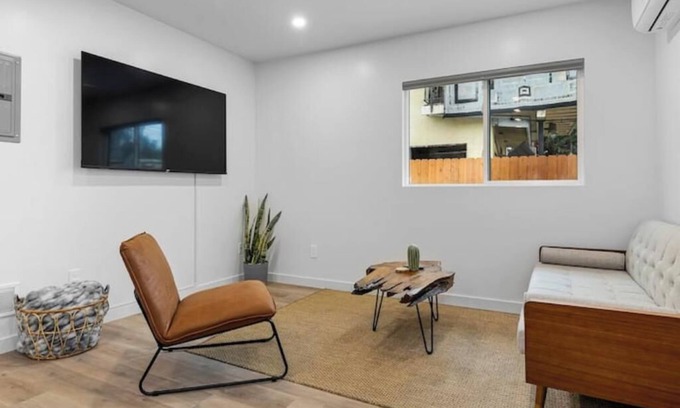 Los Angeles Casa | Spacious w/2BR 1bath - near DTLA East Los Angeles