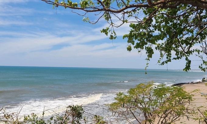 La Boquita Casa | Spacious water-front house with amazing view and access to the ocean.