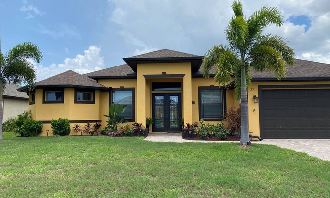 White Marsh Casa | Spacious Waterfront 4+ bedroom Pool Home in delightful Rotonda West, FL