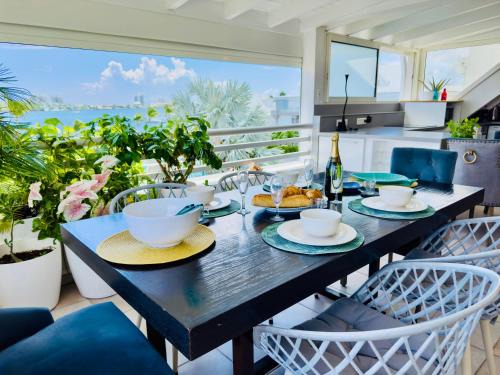 Nettle Bay Apartamento | Spacious Waterfront 2 Bedroom Condo with 2 Bathrooms, Pool, AC