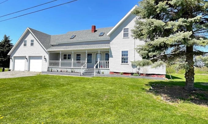 Brier Hill Casa | Spacious Waterfront Cottage on Black Lake fits up to 10