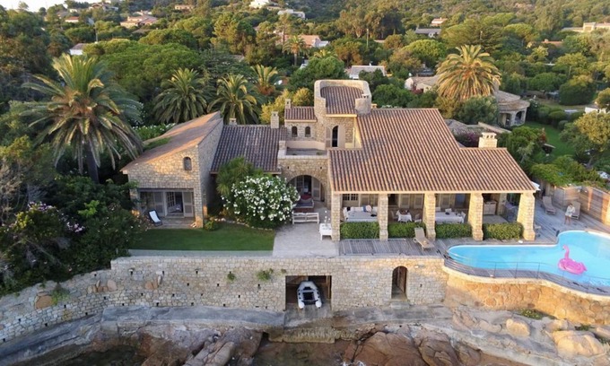 Corse-du-Sud Casa | Espaciosa villa frente al mar en la isolella con playa privada y pontón