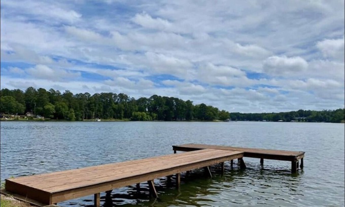 Covington Casa | Spacious waterfront home on Jackson Lake.