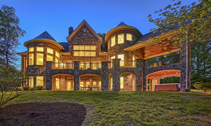Mineral Casa | Spacious waterfront house with private hot tub, sauna, pool table